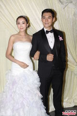 组图：杜若溪拉婚纱防走光 严宽婚礼着西装帅气