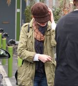 组图：安妮海瑟薇带爱犬外出 鸭舌帽遮面避镜头