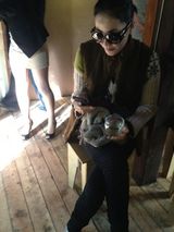 组图：王菲民族风装扮游丽江古镇素颜逛街