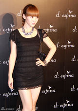 组图：柳岩蕾丝造型秀性感 主持表演跨界连轴忙