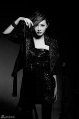 组图：万茜个性复古写真曝光 冷面朋克酷劲十足