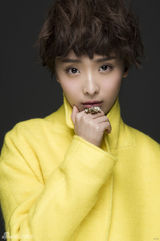 组图：李曼时尚写真大片展甜美笑颜