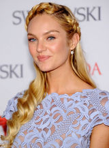 组图：超模坎蒂丝镂空透视蓝裙性感亮相