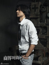 组图：冯德伦登杂志封面 尽显睿智优雅气质