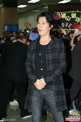 组图：福山雅治抵台机场玩快闪 粉丝热情接机