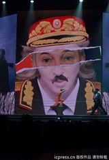 组图：麦当娜上演限制级 边跳边脱蹭猛男