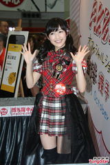 组图：AKB48渡边麻友访港大送飞吻 与粉丝握手