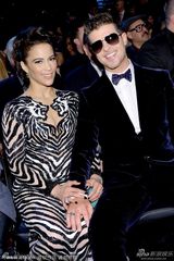 组图：罗宾-西克格莱美金曲连唱 兴奋起舞