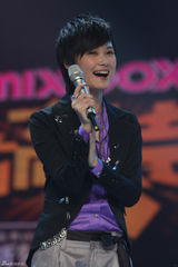 高清：李宇春亮相《节节高声》 尽显可爱女人味