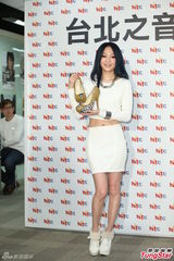 组图：张韶涵白裙露蛮腰 摸猛男胸肌自称很害羞