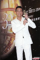 组图：梁家辉举奖杯庆祝 期待再拍《寒战2》