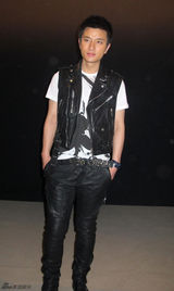 组图：贾乃亮受邀活帅气朋克 被问婚期害羞不答