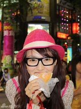 幻灯：唐嫣西门町素颜街拍 熊猫女化身时尚达人