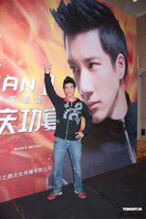 组图：王力宏深圳开唱劲歌热舞秀才艺