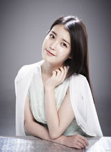 组图：歌手IU公开化妆品广告现场照展清纯可爱魅力