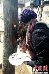 组图：女孩绘树洞画轰动全国获赞感动冬天