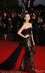 组图：章子怡戛纳走秀抹胸长裙秀美肩