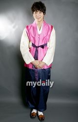 组图：韩星穿韩服拍写真迎中秋 南圭丽(南奎丽)典雅朱元粉嫩