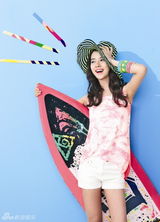 组图：韩星宋智孝夏日写真清新缤纷