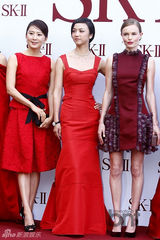 组图：汤唯林秀晶李妍熙出席活动同穿红裙斗艳