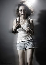 组图：刘芸曝光时尚大片 黑白光影尽显青春靓丽
