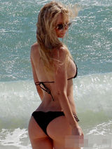 组图：索菲亚-特纳比基尼秀巨胸 翘臀浑圆惹火