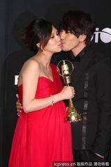 组图：金钟奖后台朱芯仪卫斯理亲吻秀恩爱