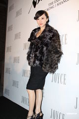 组图：周迅霍思燕出席品牌晚会 毛皮外套驱寒保暖