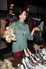 组图：阿雅卖旧衣做公益 自曝远距离恋爱进行时