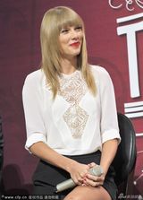 组图：斯威夫特甜美出席发布会 胸前蕾丝透春光