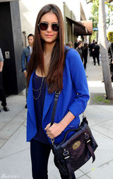 高清组图：妮娜-杜波夫蓝色西装外套搭配牛仔裤