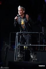 组图：任贤齐香港个唱白发登场 热吻好友陈升