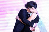 组图：吴秀波张歆艺大秀舞技 台前表演情侣接吻