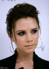 幻灯组图：维多利亚秀美腿宣传自家品牌