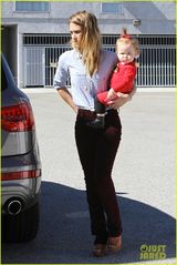 组图：阿尔芭全家超人总动员 小女儿朝天辫卖萌