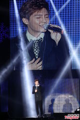 组图：萧敬腾炎亚纶亮相圣诞演唱会high翻全场