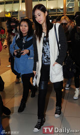 组图：少女时代赴菲律宾公演 允儿素颜亮相机场