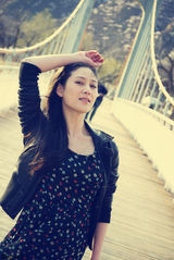 组图：赵柯春日写真  展现完美微笑