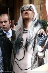 组图：Lady Gaga银色长发波浪长袍造型依旧犀利