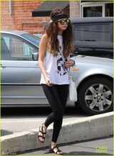 组图：赛琳娜嬉皮风休闲逛街 大包小包收获颇丰