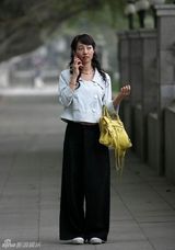 高清：白百何纯美亮相 系黑丝带为地震受害者祈福