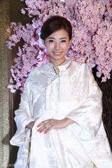 组图：TVB女星陈爽穿日式礼服结婚 强调自己很爱国