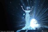组图：莎拉布莱曼广州开唱 光影打造浩瀚宇宙