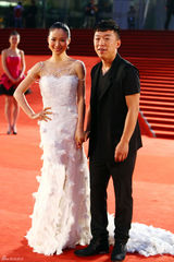 组图：江一燕牵手黄渤亮相 黑白配默契似情侣