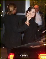 组图：皮特为茱莉庆生共进餐 全黑打扮恩爱牵手