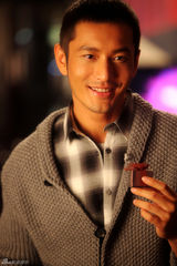 组图：黄晓明圣诞温暖写真 希望能带父母周游世界