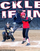 组图：杰克逊女儿帕里斯打垒球 扎马尾英姿飒爽