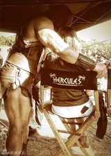 组图：巨石强森新片扮大力神 硕大肌肉惊人