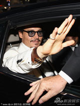 高清组图：德普离开发布会现场 与粉丝握手展亲和力