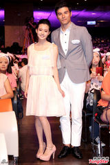 组图：凤小岳亮相产品代言 西装笔挺帅气有型